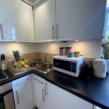 Cute&Cozy Studio Apt In Barons Court Лондон Екстериор снимка