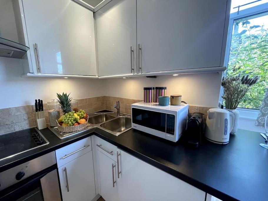 Cute&Cozy Studio Apt In Barons Court Лондон Екстериор снимка