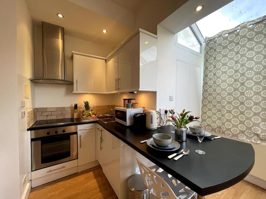 Cute&Cozy Studio Apt In Barons Court Лондон Екстериор снимка