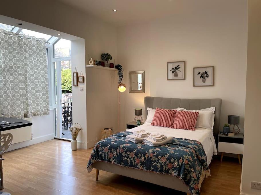 Cute&Cozy Studio Apt In Barons Court Лондон Екстериор снимка