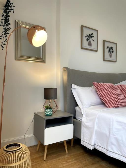 Cute&Cozy Studio Apt In Barons Court Лондон Екстериор снимка