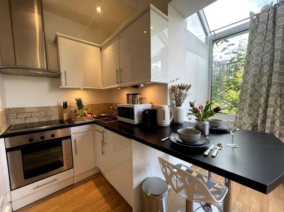 Cute&Cozy Studio Apt In Barons Court Лондон Екстериор снимка