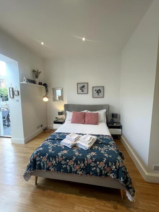 Cute&Cozy Studio Apt In Barons Court Лондон Екстериор снимка