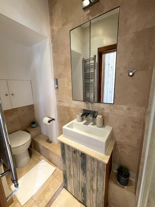 Cute&Cozy Studio Apt In Barons Court Лондон Екстериор снимка