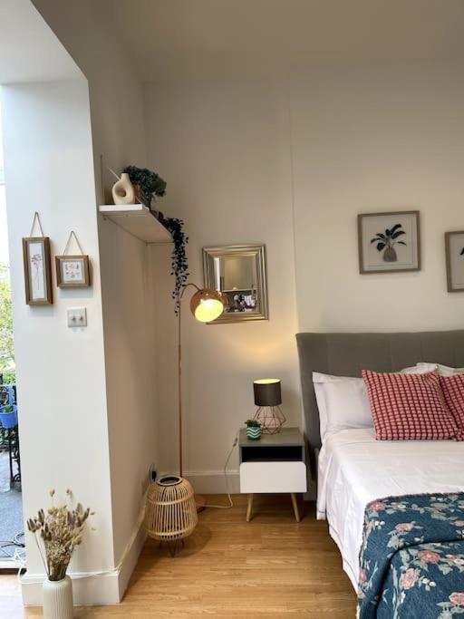 Cute&Cozy Studio Apt In Barons Court Лондон Екстериор снимка